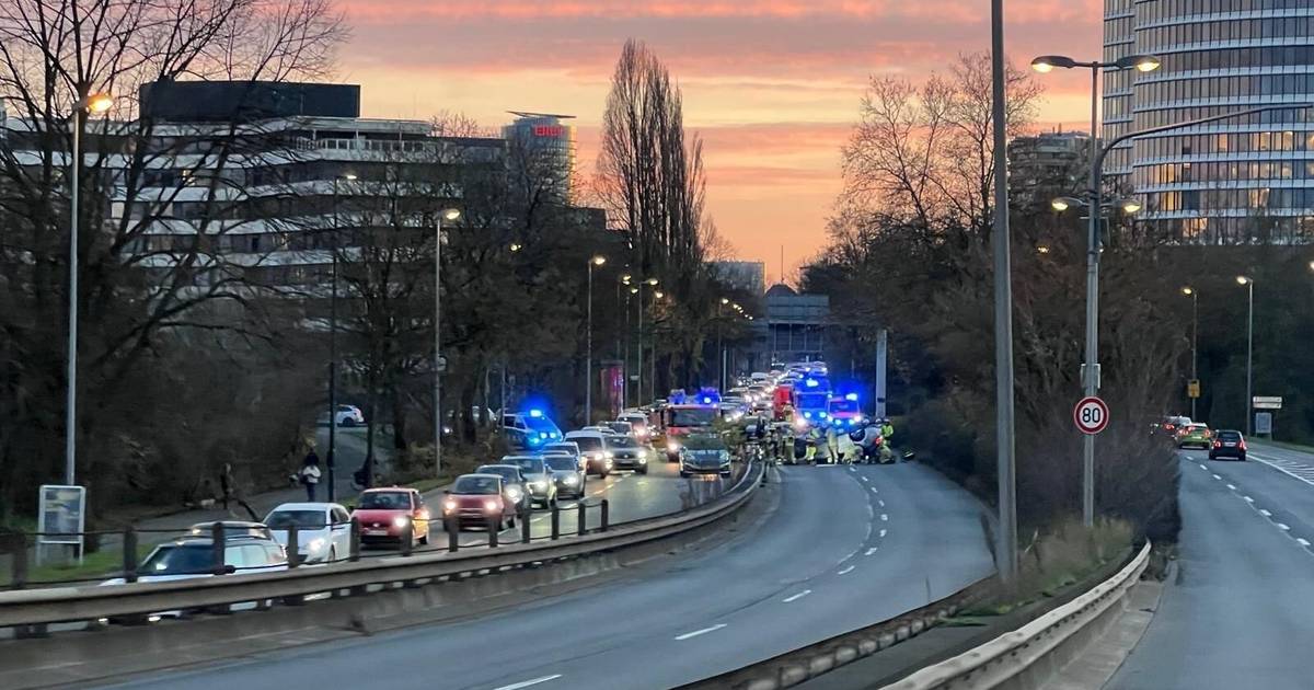 Auto überschlägt sich am Kennedydamm in Düsseldorf