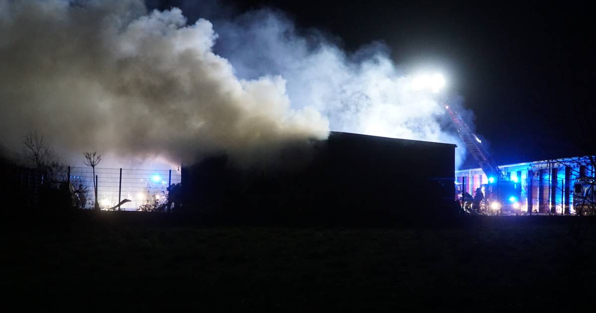 Viersen: Großbrand im Rahser - 21 Garagen drohen einzustürzen