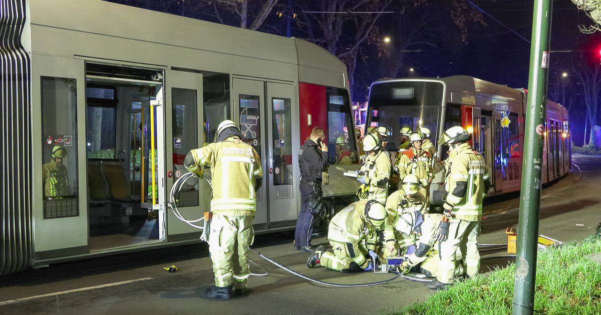 Urdenbacher Allee Düsseldorf - Mann unter Straßenbahn eingeklemmt