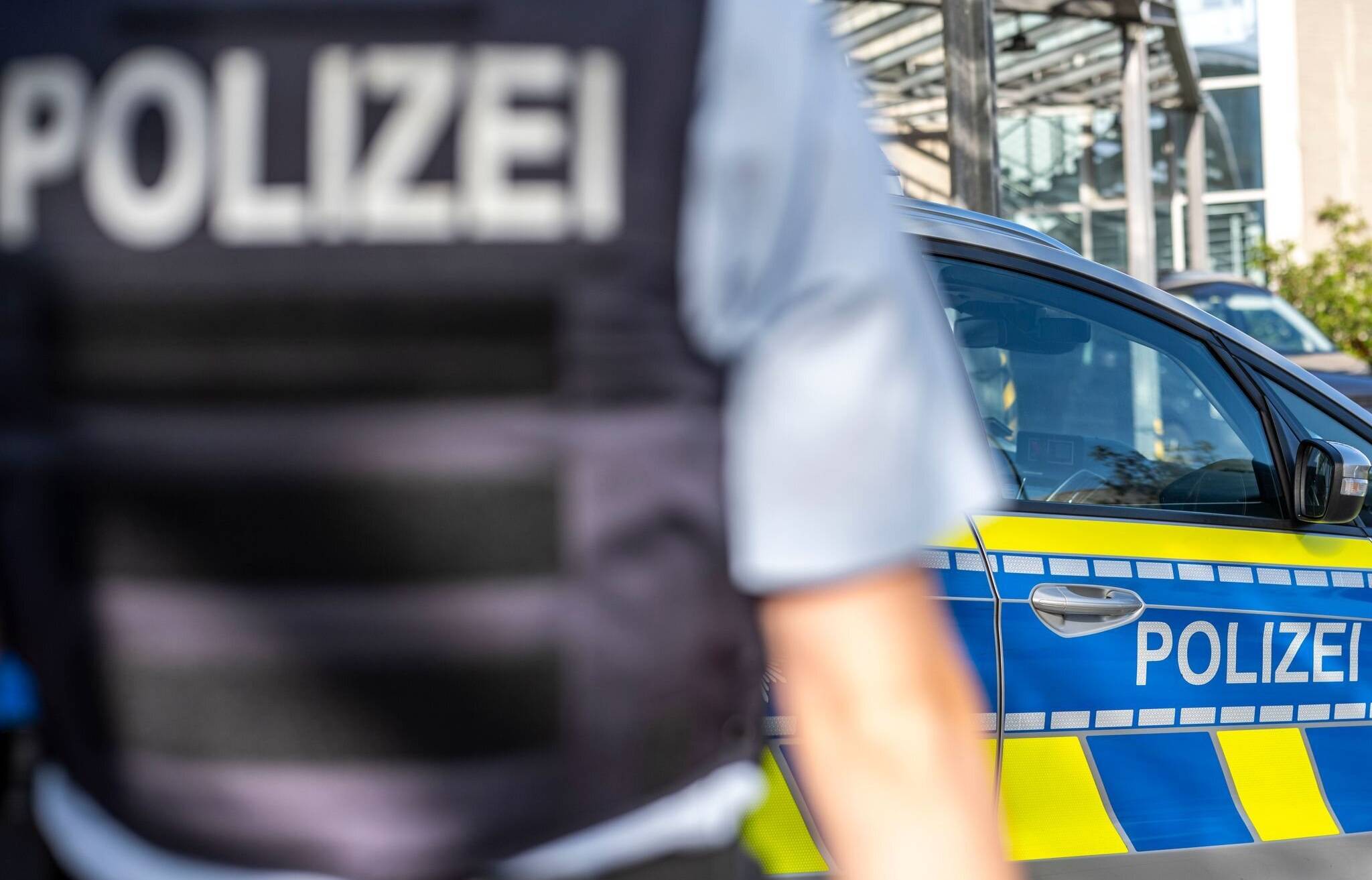 Beamte der Polizei durchsuchten in Neuss am Montag drei Wohnungen nacheinander.