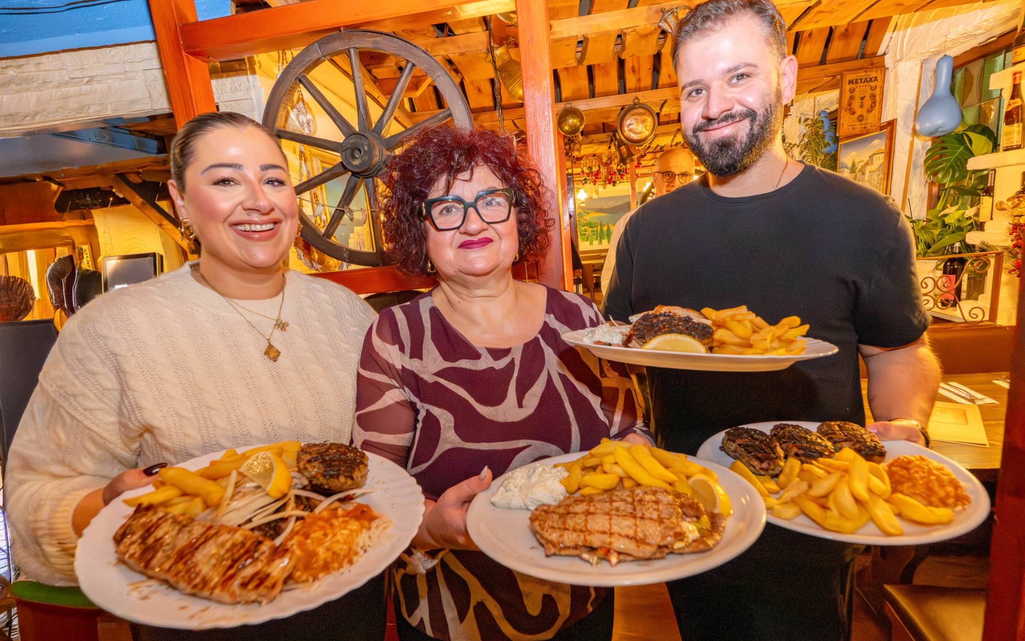 Servieren im Boddega II typisch griechische Gerichte: Mutter Anna Tsoussi mit Tochter Marika und Sohn Nikolaos.  