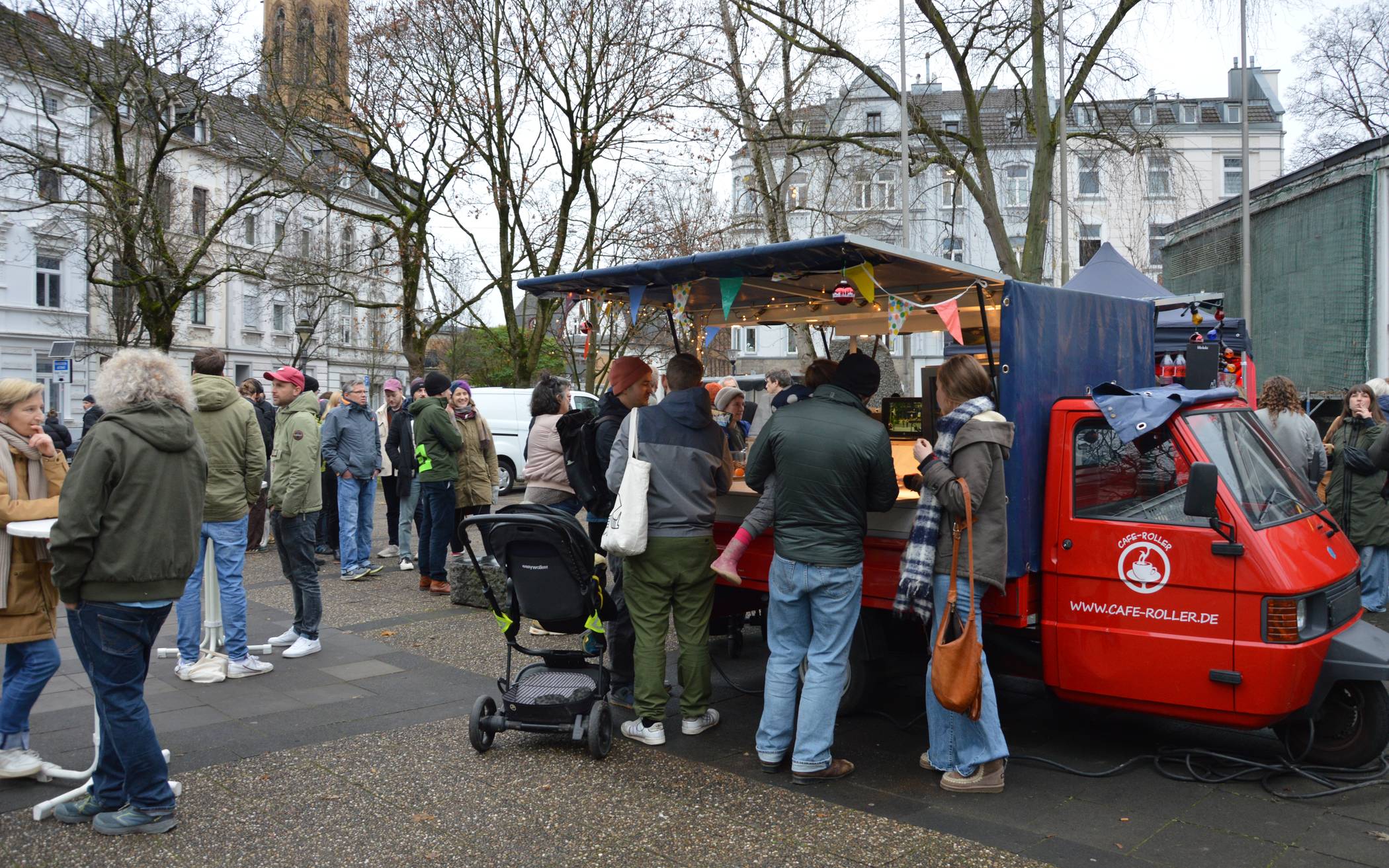  Kaffee-Liebhaber und Stammkunden stehen an, um sich einen letzten Kaffee zu kaufen.  