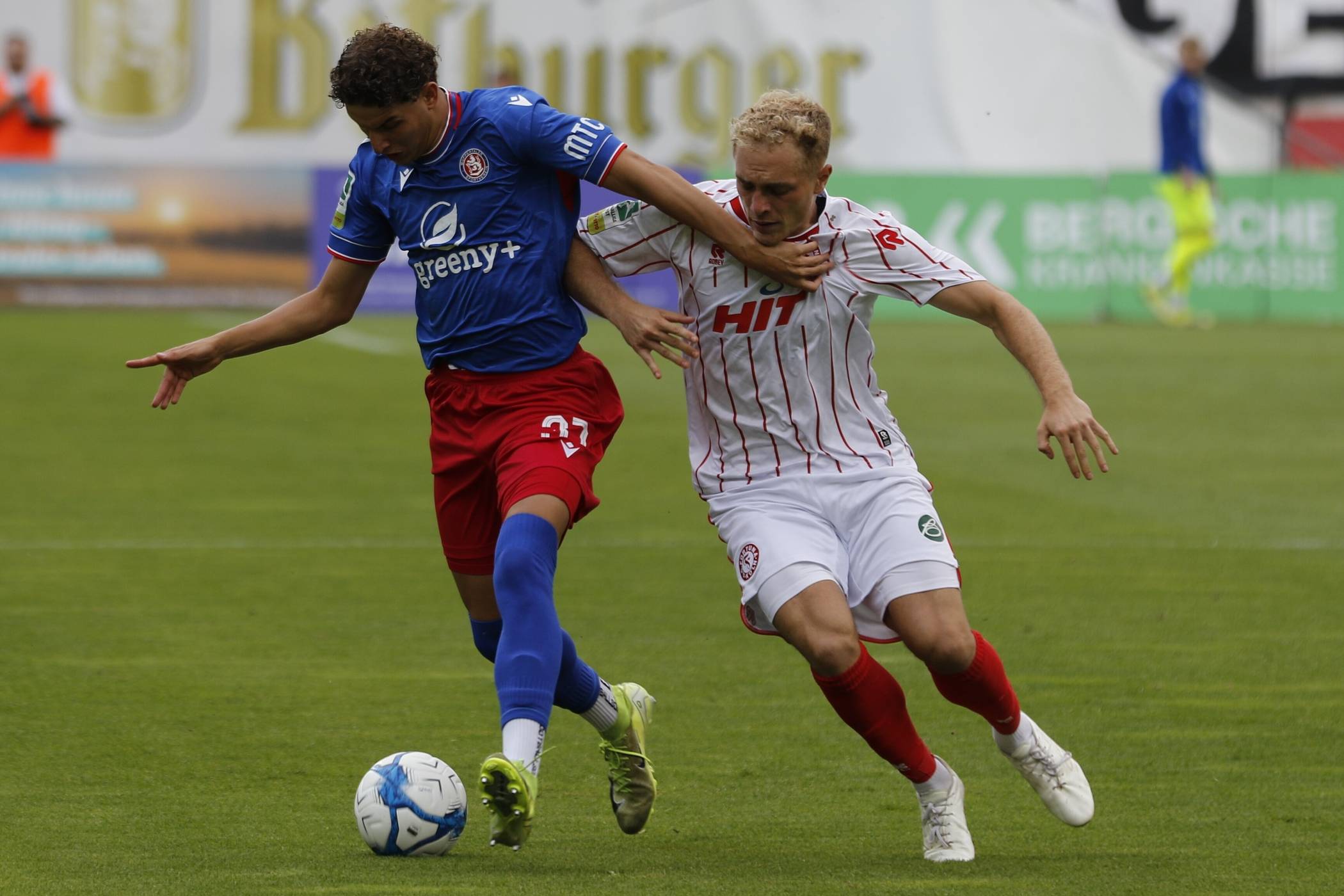 Ein Zweikampf aus dem Hinspiel lautete Amin Bouzraa (l.) gegen Ex-WSVer Timo Bornemann. Beide werden sich wohl auch an diesem Freitag wieder auf dem Platz gegenüberstehen.