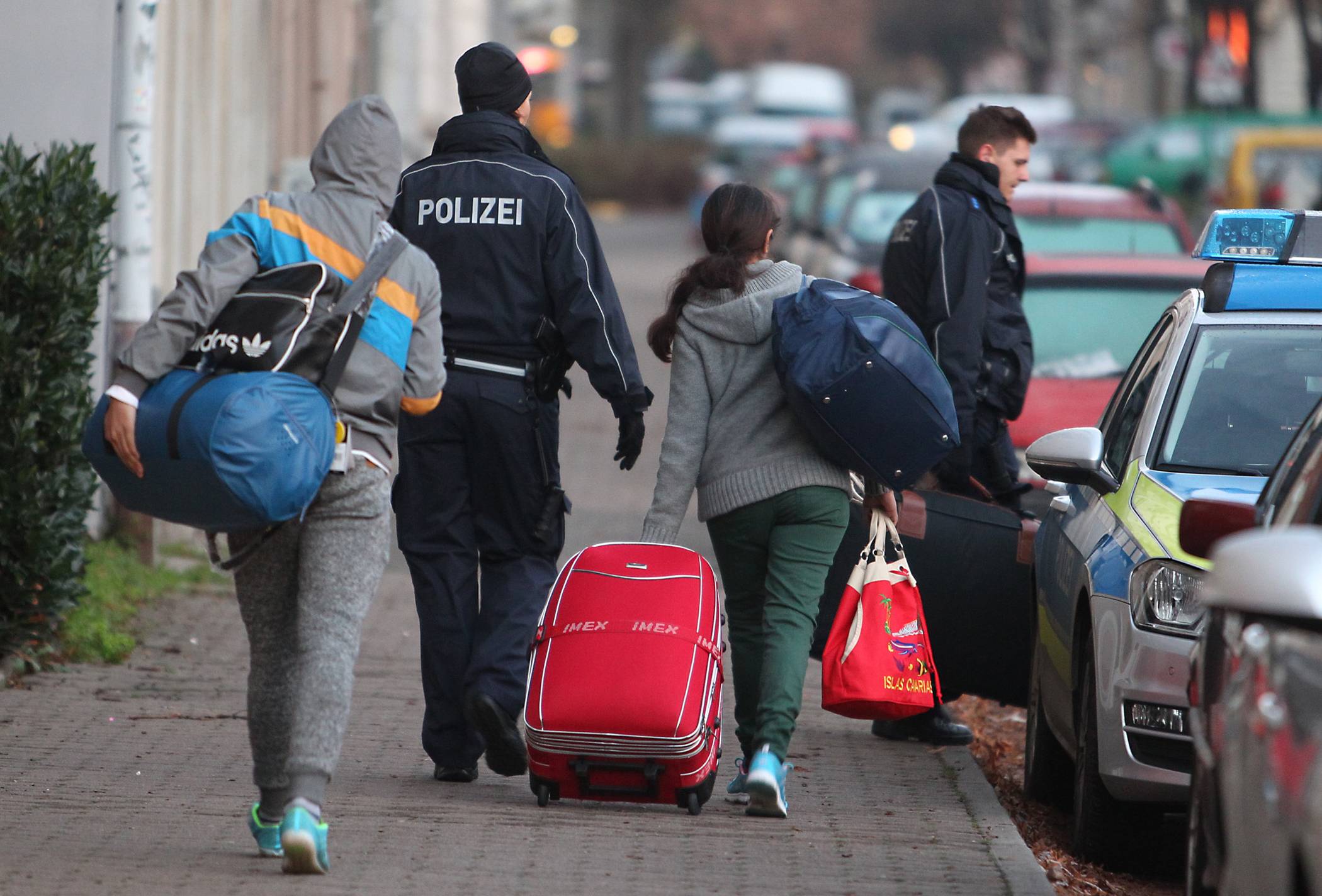 An einer Abschiebung (hier die Abholung einer betroffenen Familie durch die Polizei) sind verschiedene Behörden und häufig auch Gerichte beteiligt.