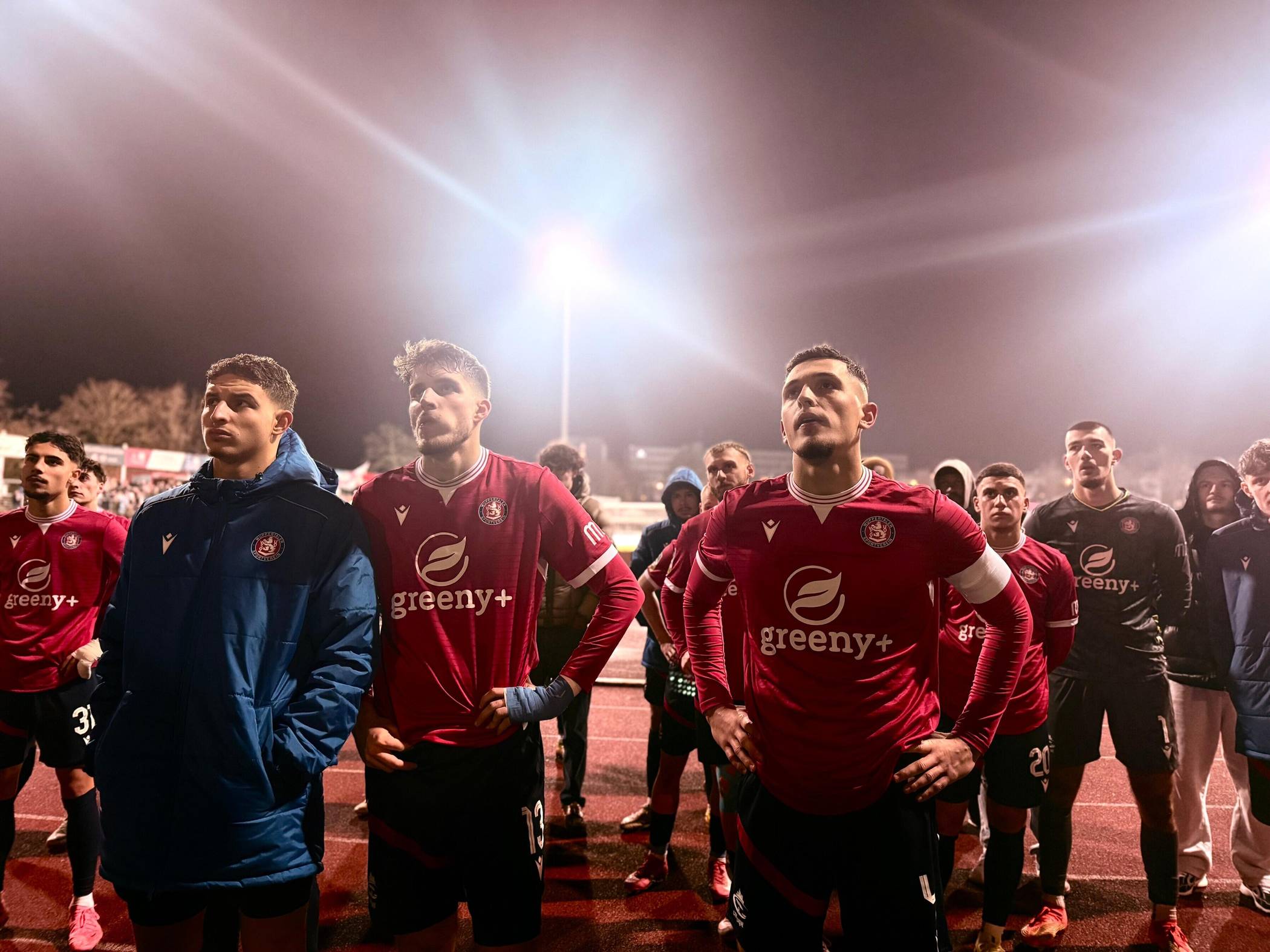 Adventliche Stimmung kam nach dem Spiel bei den WSV-Akteuren trotz der festlichen Beleuchtung im Kölner Südstadion nicht auf. Dazu stimmte das Ergebnis nicht. Sie bedankten sich bei ihren Fans für die Unterstützung im Köln und im abgelaufenen Jahr.