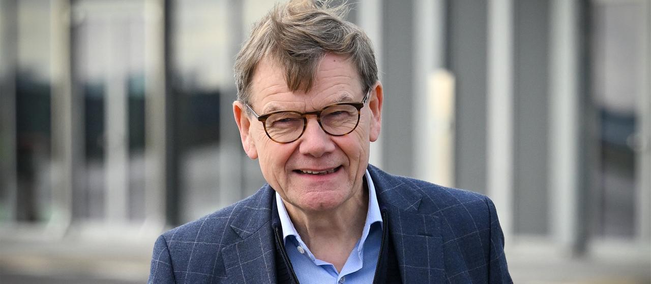 Johann Wadephul kommt auf dem militärischen Teil des Flughafens Berlin-Brandenburg (BER) an.