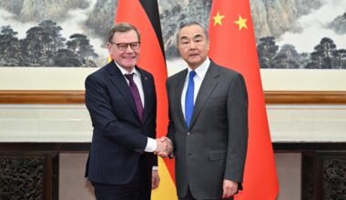 Bundesaußenminister Wadephul und sein chinesischer Amtskollege Wang stehen vor den Nationalflaggen beider Länder und geben sich die Hand.