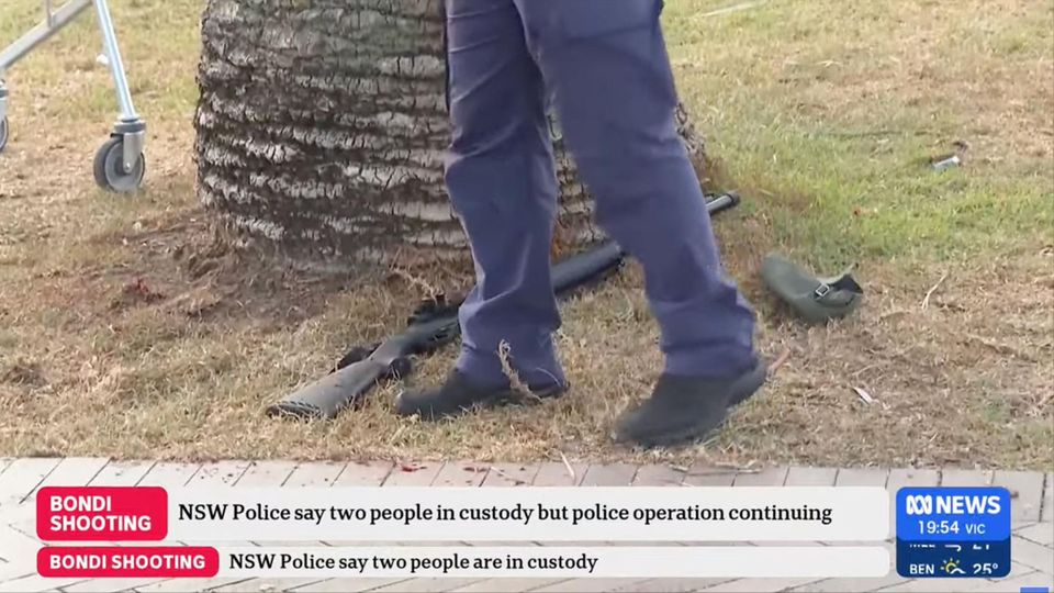 Eine der Tatwaffen liegt nach dem Angriff auf dem Boden Eine der Tatwaffen liegt nach dem Angriff auf dem Boden