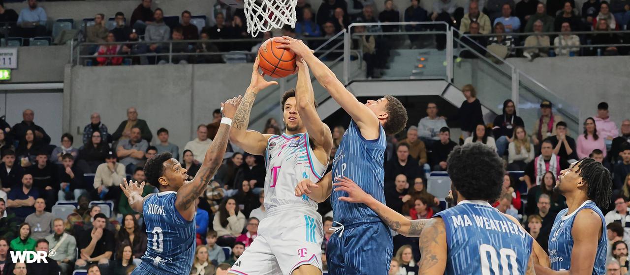 Alijah Comithier (m.) im Zweikampf mit DJ Horne (l.) und Samuell Williamson (r.) | IMAGO / Eibner Alijah Comithier (m.) im Zweikampf mit DJ Horne (l.) und Samuell Williamson (r.)