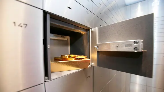 Bankschliessfach mit Goldbarren | dpa Bankschliessfach mit Goldbarren