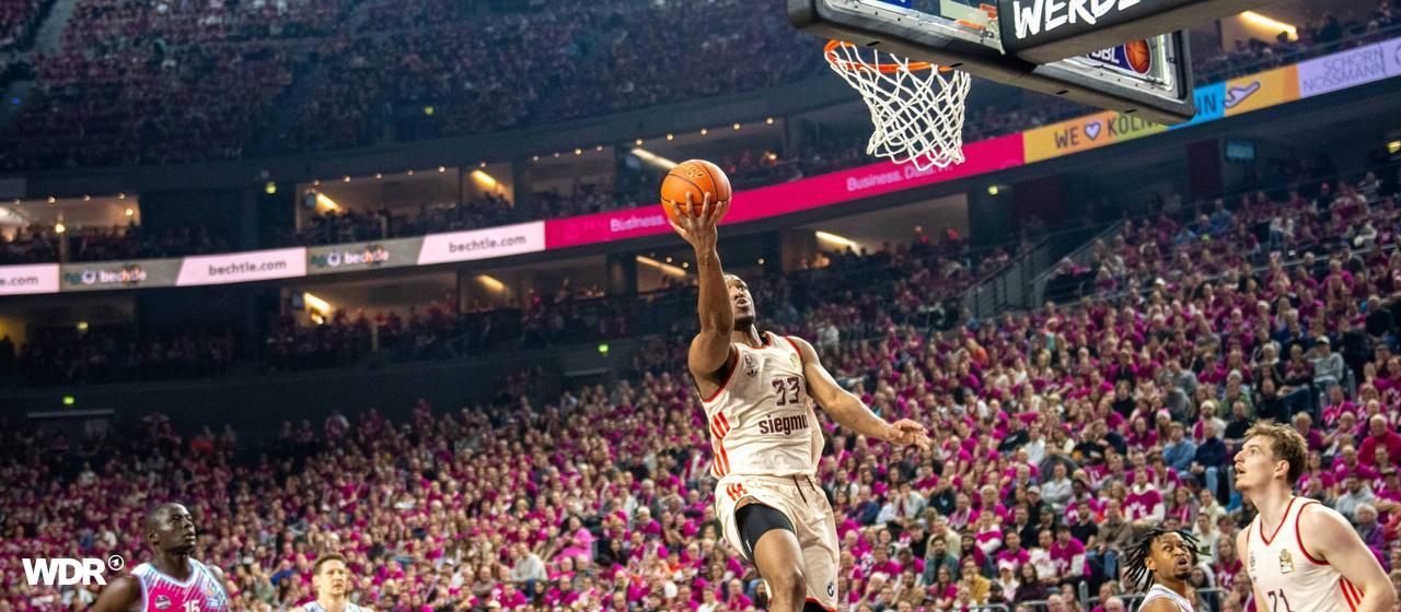 Bayerns David McCormack setzt zum Korbleger in Köln an im Spiel gegen die Baskets Bonn.