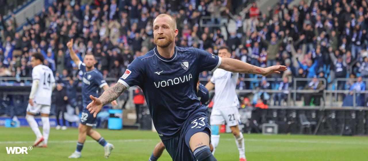 Bochums Philipp Hofmann jubelt über seinen Führungstreffer im Spiel gegen Bielefeld