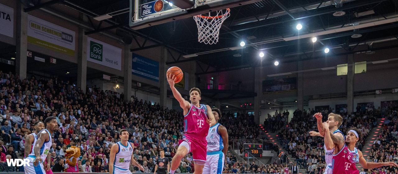 Bonns Grayson Murphy zieht zum Korb am 11. Spieltag in der easyCredit BBL
