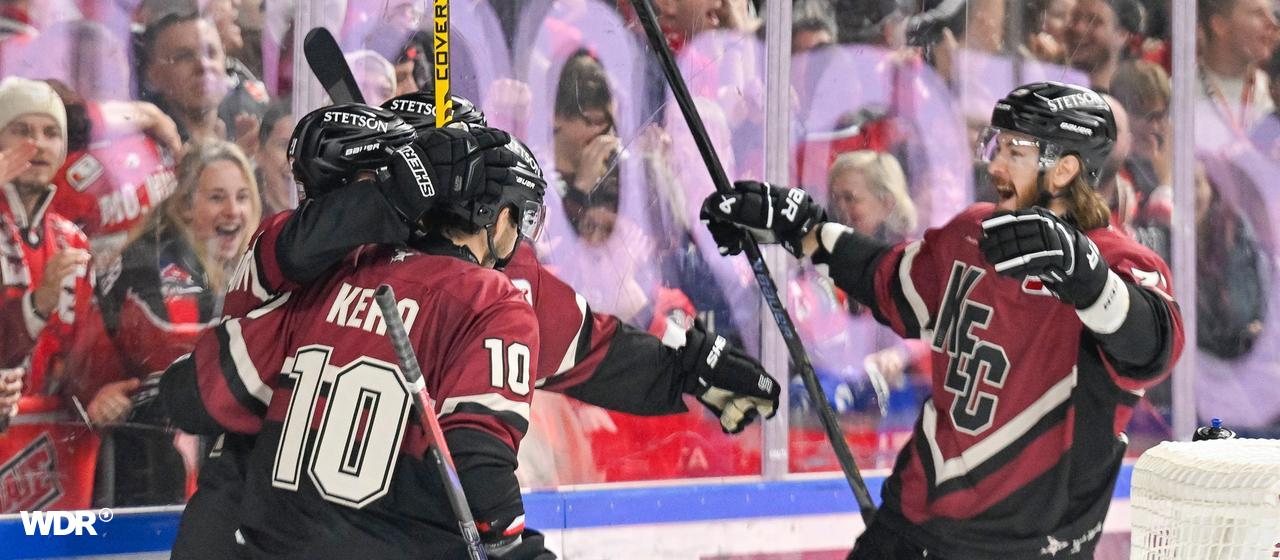Die Spieler der Kölner Haie jubeln im Spiel gegen die Adler Mannheim.