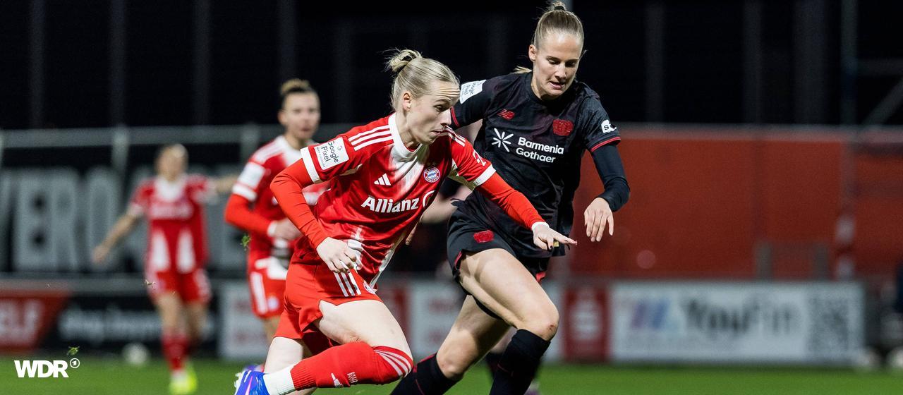 Fußballerin Franziska Kett (l.) von Bayern München im Laufduell mit Juliette Vidal von Bayer 04 Leverkusen