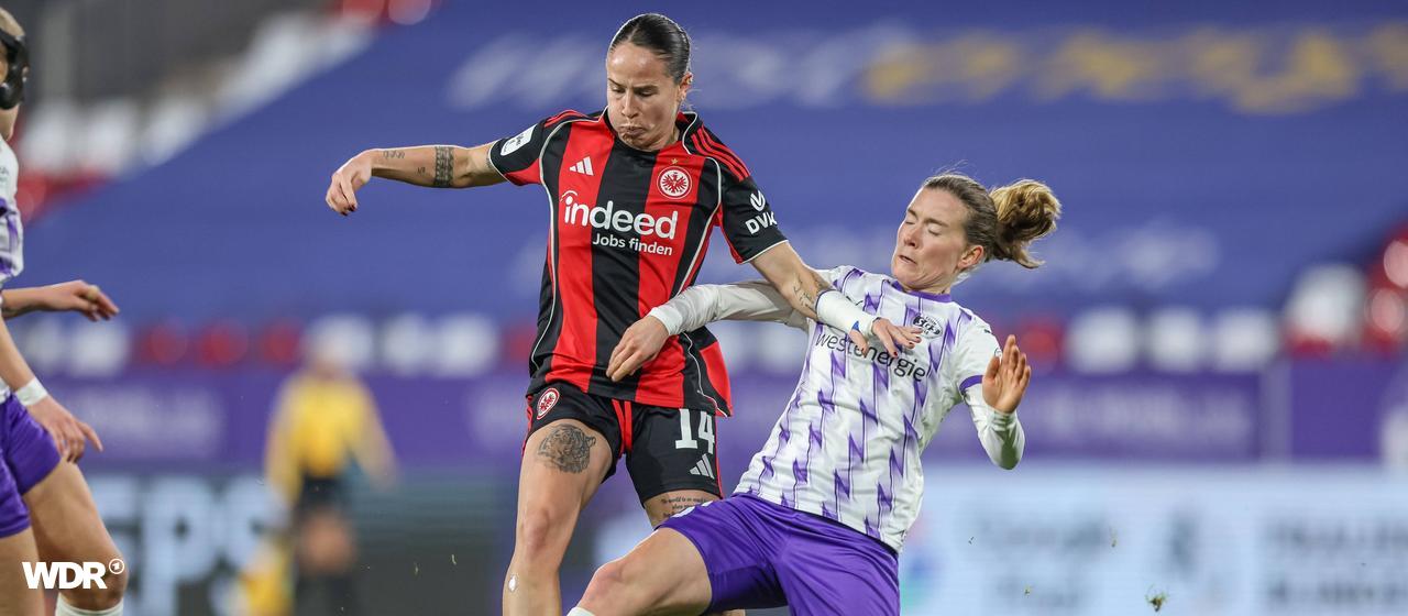 Géraldine Reuteler (l.) von Eintracht Frankfurt im Duell mit Lena Ostermeier von der SGS Essen.