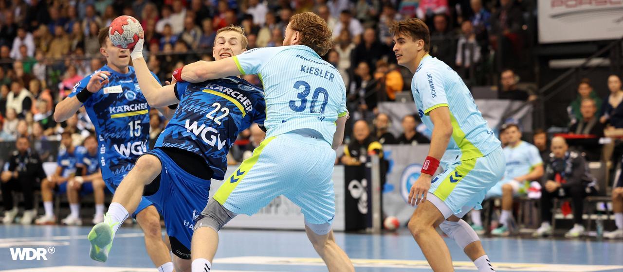 Gummersbachs Tom Kiesler (Nummer 30) reißt Stuttgarts Torben Matzken nieder