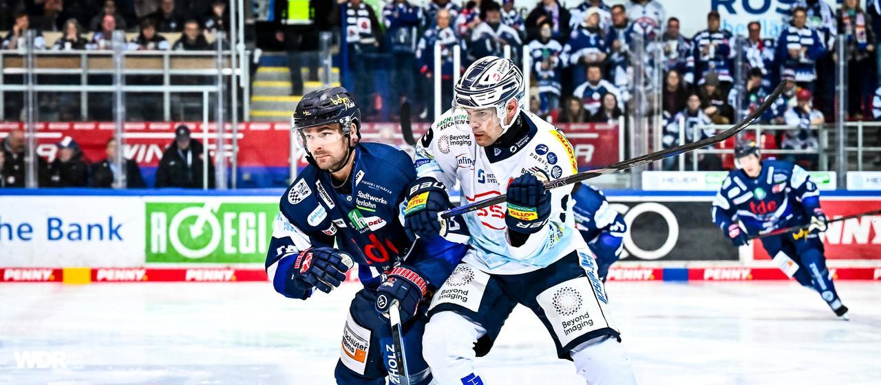 Iserlohns Eric Cornel (links) im Zweikampf mit Dresdens Drew Leblanc