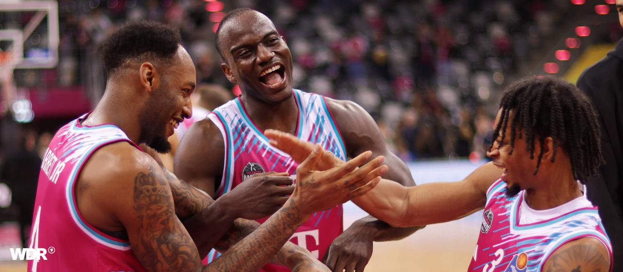 Jeff Garrett, Tylan Birts und Zachery Cooks (v.l.) feiern den Bonner Sieg. | IMAGO/Jörn Wolter Jeff Garrett, Tylan Birts und Zachery Cooks (v.l.) feiern den Bonner Sieg.