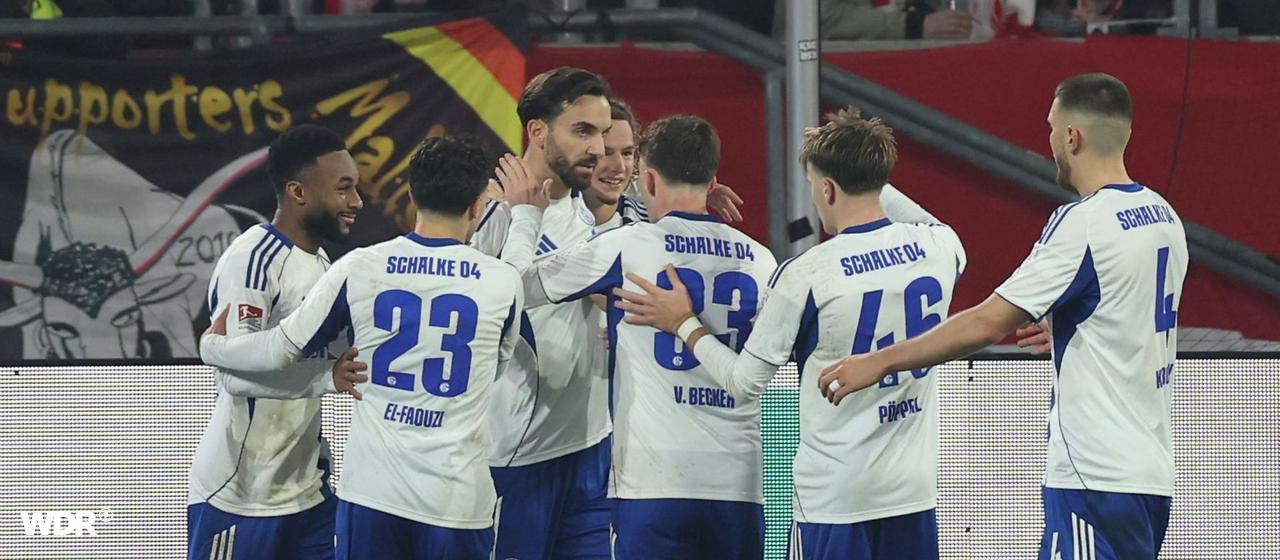 Kenan Karaman bejubelt seinen Treffer mit seinen Teamkollegen | Getty Images Kenan Karaman bejubelt seinen Treffer mit seinen Teamkollegen