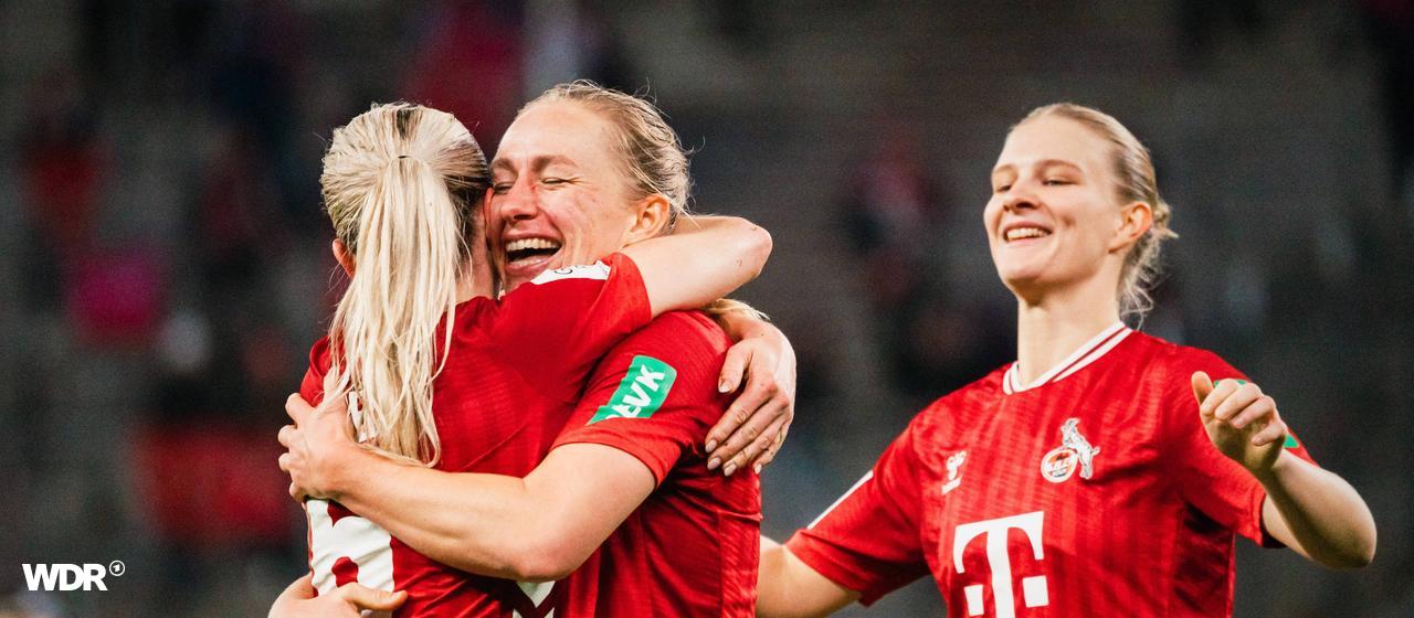 Sandra Jessen wird von ihren Teamkolleginnen geherzt | IMAGO/Beautiful Sports Sandra Jessen wird von ihren Teamkolleginnen geherzt