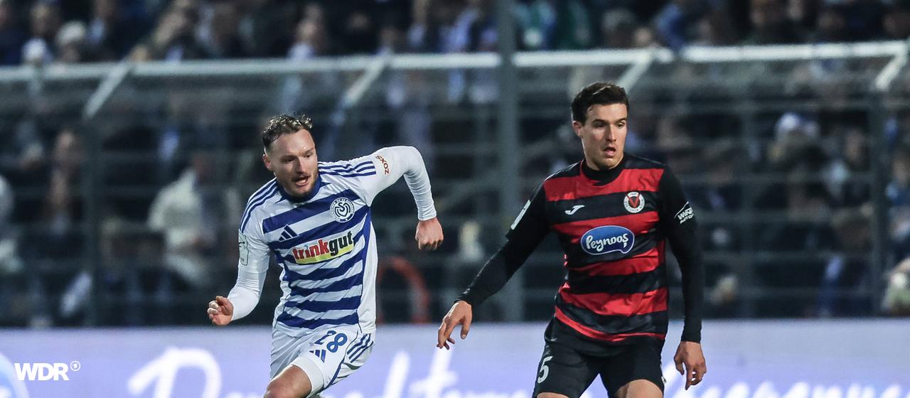 Viktoria Kölns Leonhard Münst (r.) im Duell um den Ball mit Duisburgs Florian Egerer 