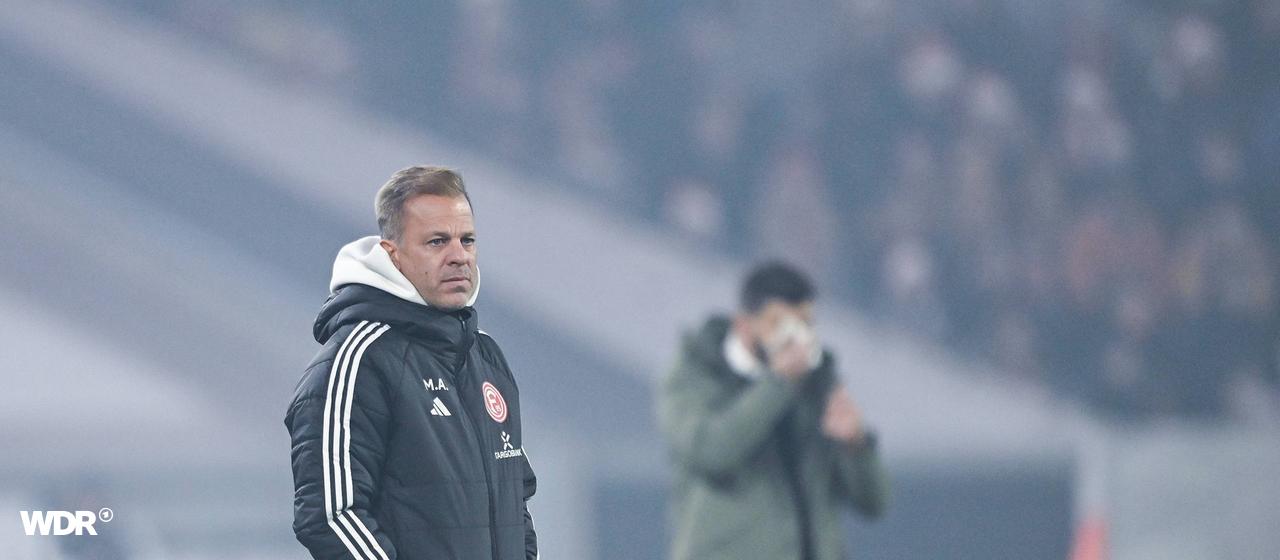 Wirkt ratlos - Düsseldorfs Trainer Markus Anfang (v.) | IMAGO / RHR-Foto Wirkt ratlos - Düsseldorfs Trainer Markus Anfang (v.)