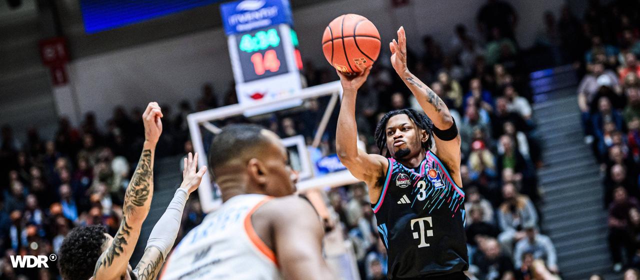 Zach Cooks (am Ball) von den Telekom Baskets Bonn im Einsatz bei seinem Ex-Klub Science City Jena.