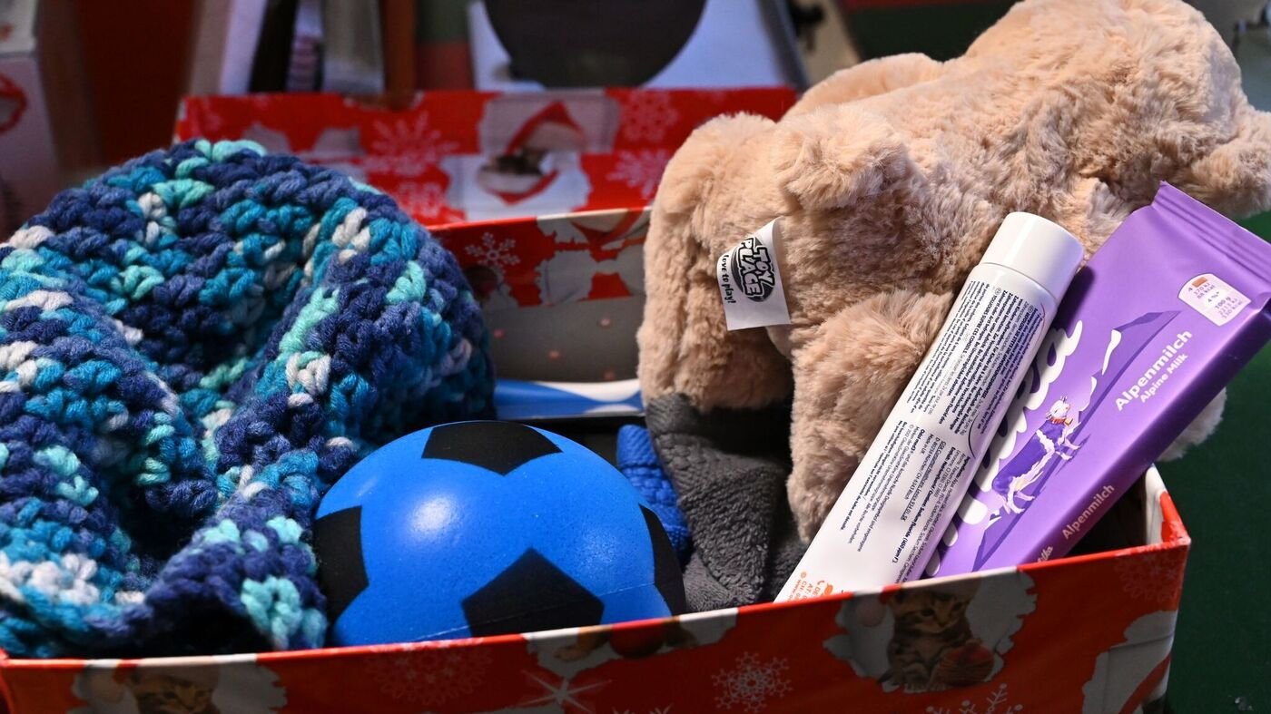 Weihnachten im Schuhkarton – Freiwillige prüfen in Berlin