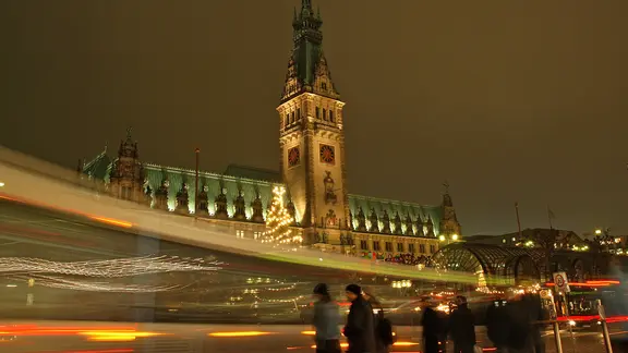 Ein Bus fährt in der Weihnachtszeit am Rathausmarkt vor.