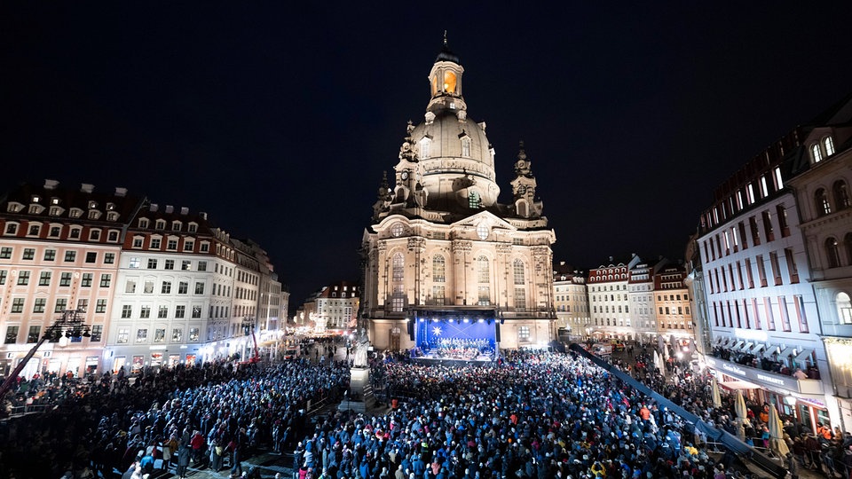 Weihnachtliche Vesper vor der Frauenkirche in Dresden