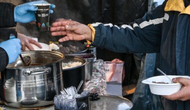 „Keiner isst allein“ – Imbisse verteilen Gratis-Essen