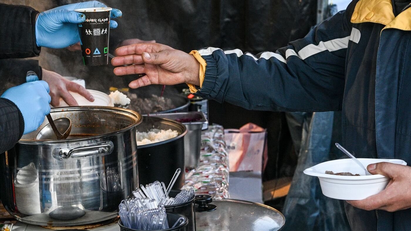 „Keiner isst allein“ – Imbisse verteilen Gratis-Essen