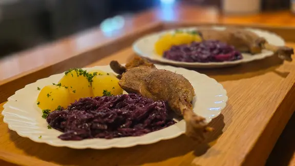 Gänsekeule auf Teller