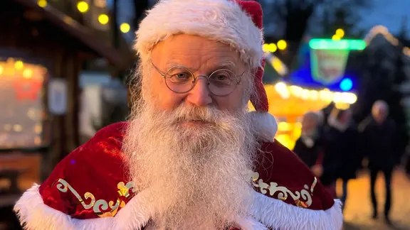 Manfred Will verteilt auf dem Heider Weihnachtsmarkt ehrenamtlich Schokolade an Kinder - schon seit fast 30 Jahren. | NDR, Vinetta Richter Der Heider Weihnachtsmann.