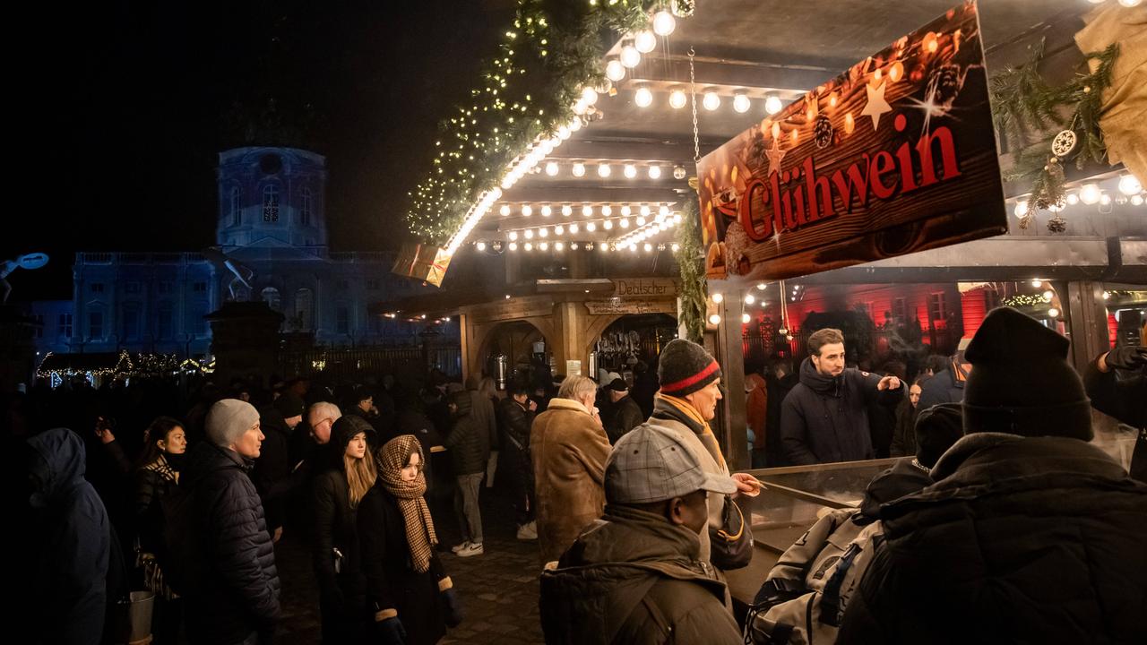 Weihnachtsmarkt am Schloss Charlottenburg in Berlin Besucher auf dem Weihnachtsmarkt am Schloss Charlottenburg in Berlin, Deutschland, am 29. Dezember 2024.