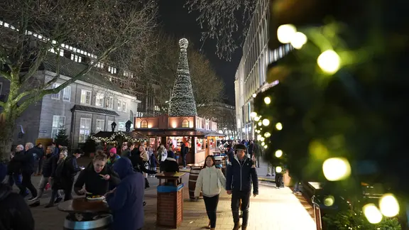 Besucherinnen und Besucher bummeln über den Weihnachtsmarkt Spitalerstraße in der Hamburger Innenstadt.