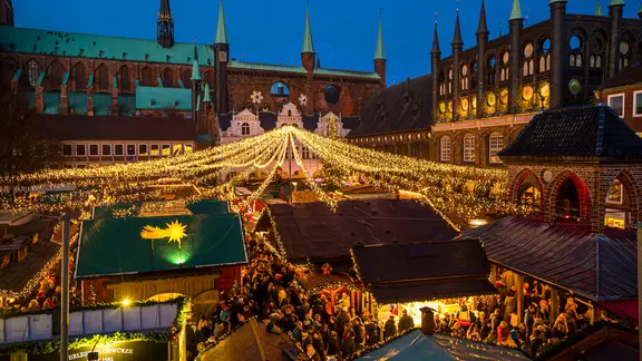 Der Weihnachtsmarkt in Lübeck vor dem Rathaus.