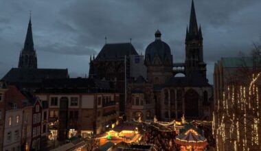 Ungewohnt in Dunkeln: Der Aachener Dom wird derzeit nicht beleuchtet.