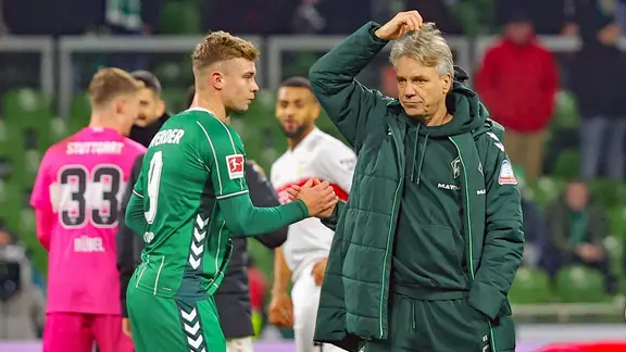 Werder-Trainer Horst Steffen kratzt sich am Kopf | IMAGO / nordphoto/Tauchnitz Werder-Trainer Horst Steffen kratzt sich am Kopf