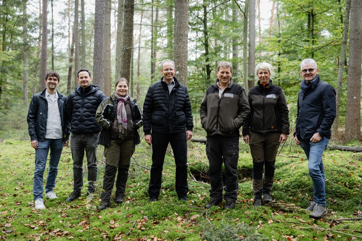 Wertgarantie Group stärkt regionale Klimaschutzprojekte / Engagement für Waldumbau und Moor-Renaturierung setzt wichtige ökologische Impulse