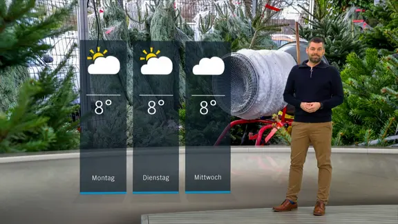 Wetterexperte Sebastian Wache steht im Studio mit der Wettervorhersage.