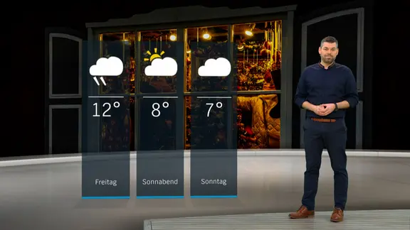 Wetterexperte Sebastian Wache steht im Studio mit der Wettervorhersage.