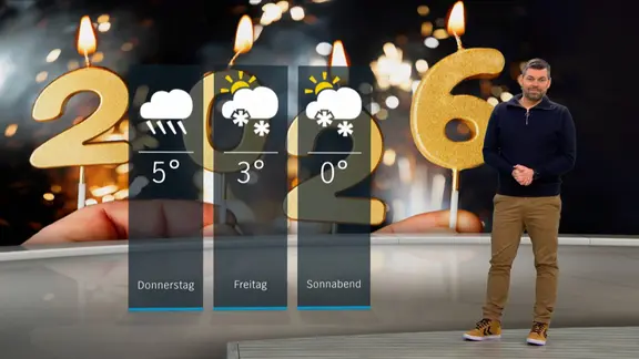 Wetterexperte Sebastian Wache steht im Studio mit der Wettervorhersage. | NDR Wetterexperte Sebastian Wache steht im Studio mit der Wettervorhersage.