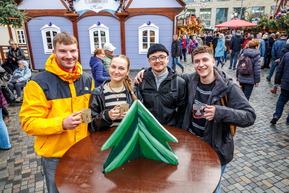 Für die Studenten Ronny Kunath (23, v.l.), Marisa Siebert (19), Felix Waldau (24) und Lars Klaue (25) gibt es bei Glühwein keine Temperatur-Grenze.