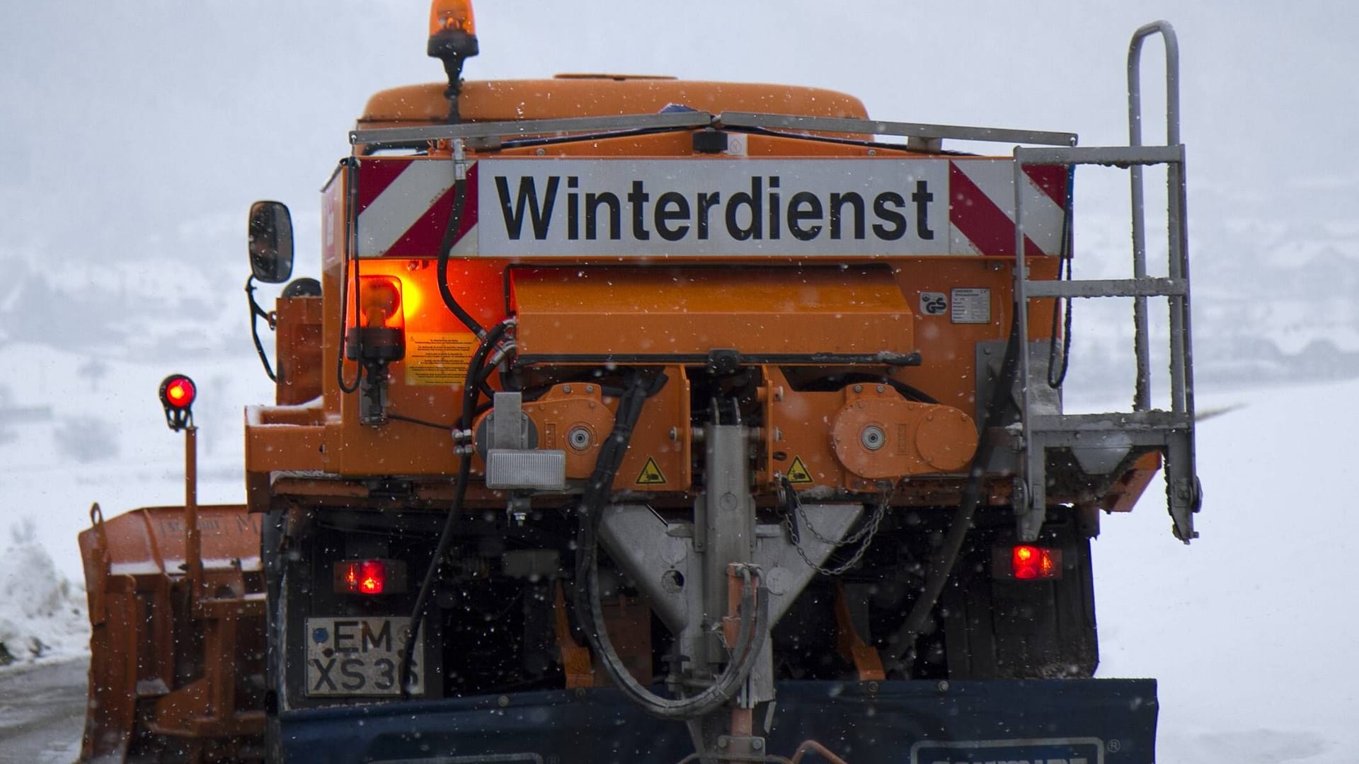 Winterdienst im Einsatz (Symbolbild): Es schneit zwar nicht in Bremen, trotzdem warnt der DWD vor markanter Glätte.