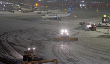 Schneepflüge räumen nachts das Vorfeld auf dem LaGuardia Airport.