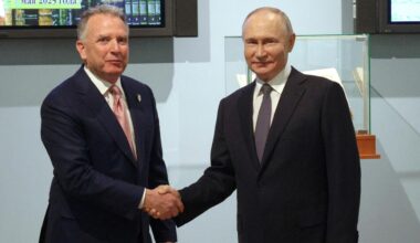 Der US-Sondergesandte Steve Witkoff und Russland Präsident Putin schütteln sich die Hand und blicken dabei in die Kamera.