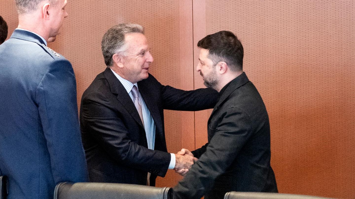 Ukraine: Präsident Selenskyj und der US-Sondergesandte Stev Witkoff im Bundeskanzleramt