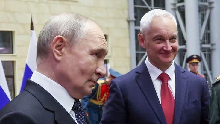 Wladimir Putin (l) mit Andrej Beloussow: Der russische Verteidigungsminister muss sparen.